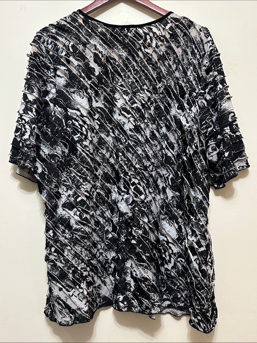 Black & White Ruched Short Sleeve Women's Tee - Picture 3 of 4